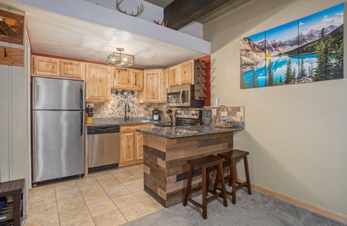 Steamboat Springs Condo | Ski In/Out! Hot Tub, Sauna, Pool + Club Amenities - King Bed