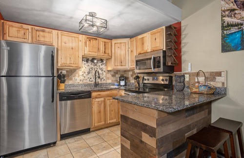 Steamboat Springs Condo | Ski In/Out! Hot Tub, Sauna, Pool + Club Amenities - King Bed
