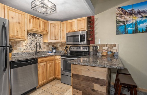 Steamboat Springs Condo | Ski In/Out! Hot Tub, Sauna, Pool + Club Amenities - King Bed