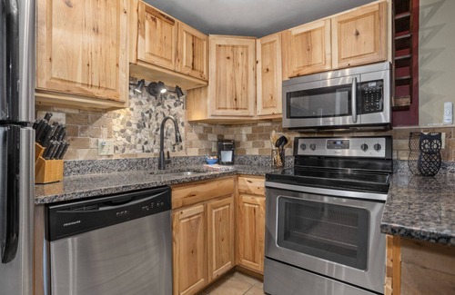 Steamboat Springs Condo | Ski In/Out! Hot Tub, Sauna, Pool + Club Amenities - King Bed