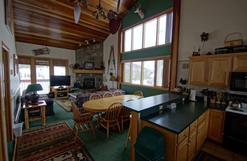 Big Horn House | Ski In/Out, Lake/Mtn views, HEPA air filters, HDTV's, Playstation, Netflix, HBO
