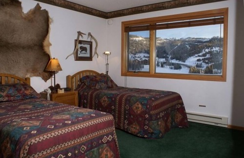 Big Horn House | Ski In/Out, Lake/Mtn views, HEPA air filters, HDTV's, Playstation, Netflix, HBO