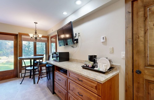 Vail Apartment | Ski-in/out lodge studio w/mountain view, fast WiFi & shared pool, hot tubs, W/D