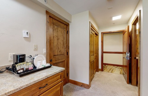 Vail Apartment | Ski-in/out lodge studio w/mountain view, fast WiFi & shared pool, hot tubs, W/D