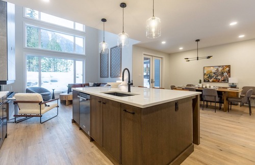East Kootenay House | Ski In/Out. Luxury. Private Hot Tub. EV Charger.