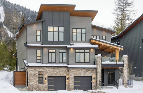 East Kootenay Ski Chalet | Ski In/Out. Luxury with Hot Tub & EV Charger