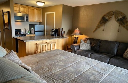 Wintergreen Condo | Ski In & Out Mountain & Firework Views Studio
