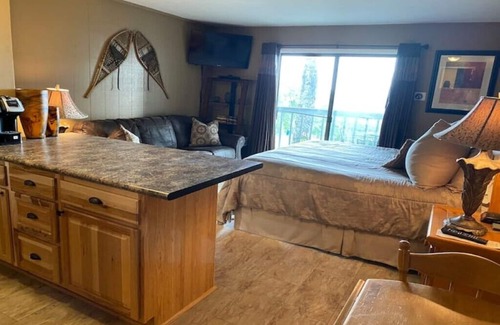 Wintergreen Condo | Ski In & Out Mountain & Firework Views Studio