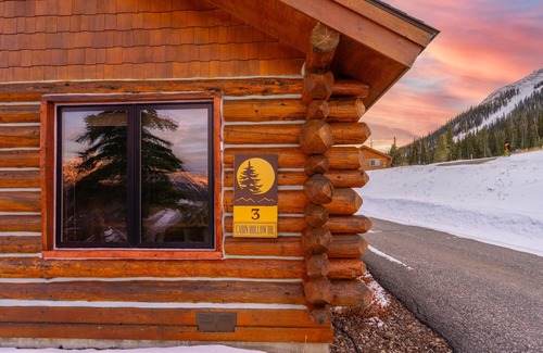 Big Sky House | Ski-In/Out Mountain Cabin Home! Private Hot Tub, Stunning Views, 7min Drive to R
