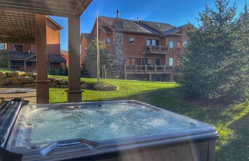 Champion House | SKI in/out on the SOUTHWIND TRAIL, HOT TUB.- best location in Seven Springs