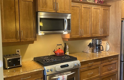 Big White Ski Resort Cabin | Ski in/out (Perfection run) sleeps 12, hot tub, walk to Village, 2 car garage
