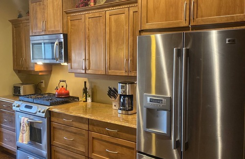 Big White Ski Resort Cabin | Ski in/out (Perfection run) sleeps 12, hot tub, walk to Village, 2 car garage