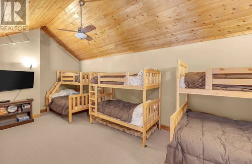 Big White Ski Resort Cabin | Ski in/out (Perfection run) sleeps 12, hot tub, walk to Village, 2 car garage
