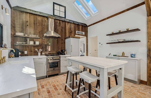 Woodstock House | Ski-In/Out to S6, Sauna & Hot Tub - Little House
