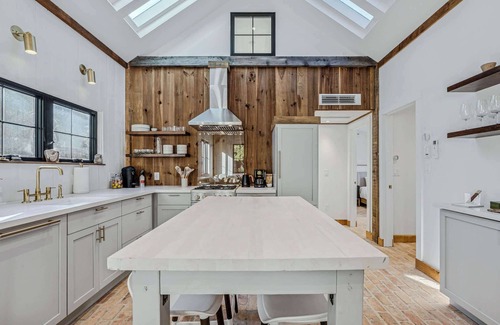 Woodstock House | Ski-In/Out to S6, Sauna & Hot Tub - Little House