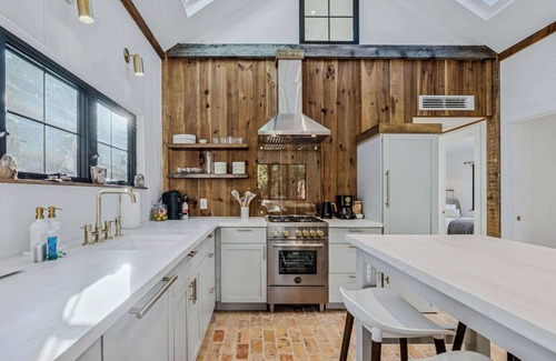 Woodstock House | Ski-In/Out to S6, Sauna & Hot Tub - Little House