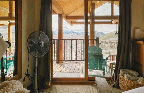 The Outlook Apartment | Ski-In & Out | Top Floor | Panoramic Mountain View