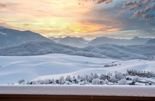 The Outlook Apartment | Ski-In & Out | Top Floor | Panoramic Mountain View