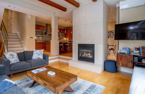 Nordic Estates House | SKI IN/OUT | Updated 4BR | Private Hot Tub | Double Garage | Managed By Aloha Whistler