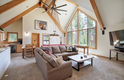 Warrior's Mark West House | ⭐️ Ski-in/Out via BurroTrl HotTub Views Pets FREE Town/Ski Shuttle FreeSkiPass