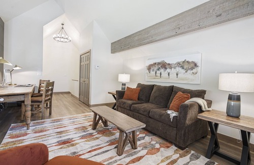 Warrior's Mark West House | ⭐️ Ski-in/Out via BurroTrl HotTub Views Pets FREE Town/Ski Shuttle FreeSkiPass