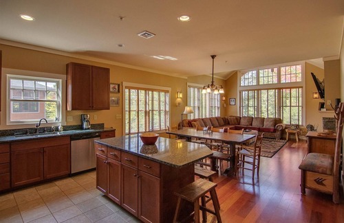 Lincoln Condo | Ski in-out with new Timbertown Quad access or use our private ski shuttle!