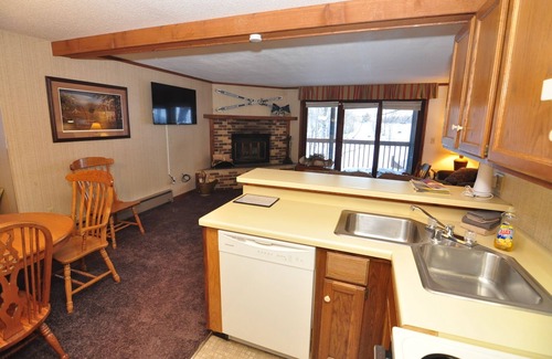 Upson House | Ski-in ski-out 1 Bdrm Chalet w sauna on slopes & lake - sleeps 2