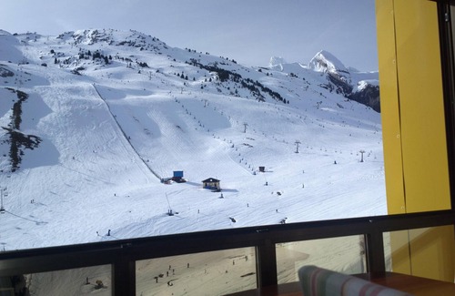 Candanchu Apartment | Ski-in/Ski-out Apartment with Garage in Aisa