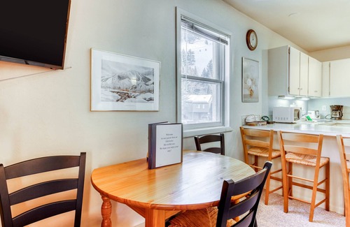 Warm Springs Apartment | Ski-in/ski-out alpine condo with hot tub, sauna, seasonal pool & views