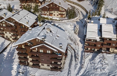 Meribel Village Apartment | Ski-In/Ski-Out Apartment with Terrace, Spa & Pool Access in Méribel