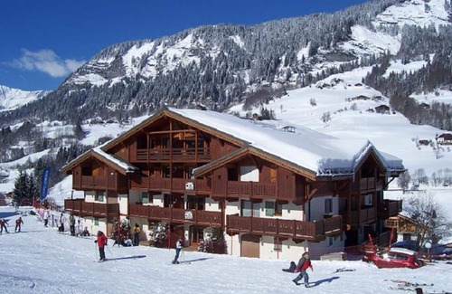 Flumet Apartment | Ski-in/Ski-out Apartment with Large Terrace and Parking