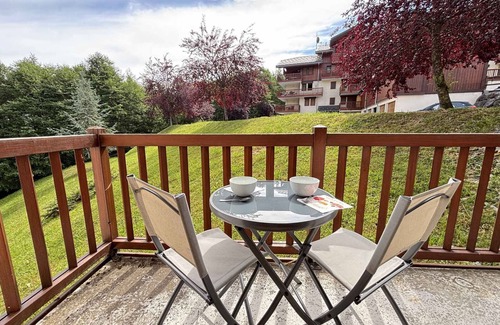 Flumet Apartment | Ski-in/Ski-out Apartment with Indoor Pool and Mountain Decor