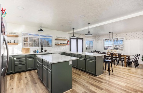 Brian Head Cabin | Ski in/Ski out cabin. 5 bedrooms. 4 king beds. Bunk room. Fast WiFi. Sleeps 25+