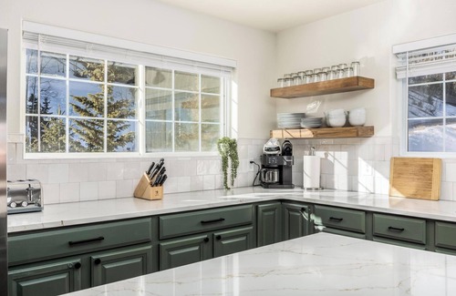 Brian Head Cabin | Ski in/Ski out cabin. 5 bedrooms. 4 king beds. Bunk room. Fast WiFi. Sleeps 25+