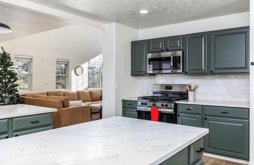 Brian Head Cabin | Ski in/Ski out cabin. 5 bedrooms. 4 king beds. Bunk room. Fast WiFi. Sleeps 25+