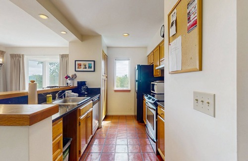 Warren Condo | Ski-in/ski-out condo w/balcony, mountain and valley views, pool, fireplace