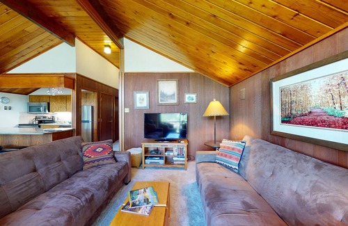 Purgatory Condo | Ski-in/ski-out condo with lake & mountain views, patio, balcony