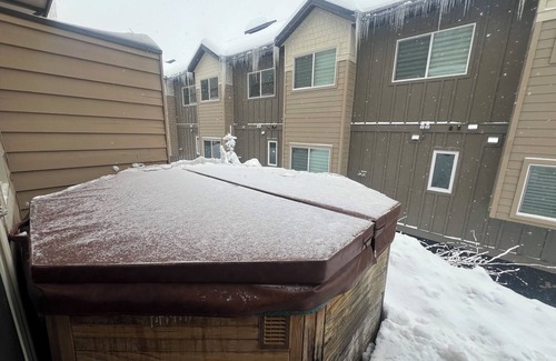Big White Ski Resort House | SKI in SKI OUT Cosy but Spacious Townhouse in TreeTops with private hot tub