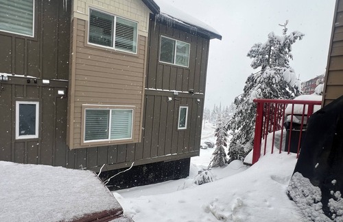 Big White Ski Resort House | SKI in SKI OUT Cosy but Spacious Townhouse in TreeTops with private hot tub