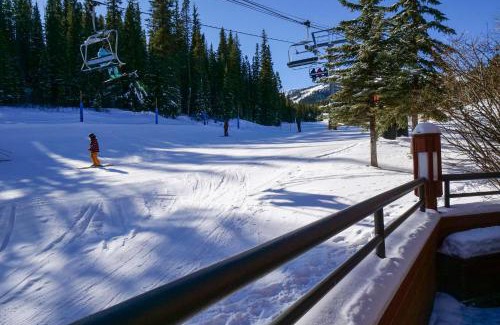 Peak 9 Apartment | Ski In Ski Out Dog Friendly Studio Building 4