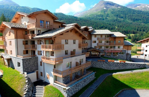 Val Cenis Apartment | Ski-In/Ski-Out Duplex for 10 with Balcony, Parking, and WiFi in Val-Cenis