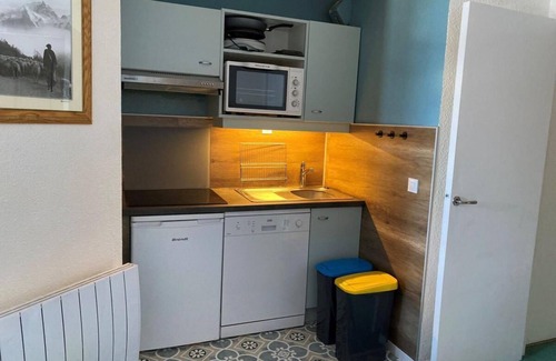 La Perriere Apartment | Ski-in/ski-out & foot of the slopes, 6th floor, balcony, parking, tv, ski locker, 40m², La Tania