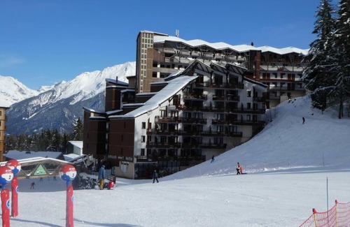 La Perriere Apartment | Ski-in/ski-out & foot of the slopes, 6th floor, balcony, parking, tv, ski locker, 40m², La Tania