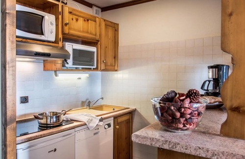 Val-Thorens Apartment | Ski-in/ski-out & foot of the slopes, fitness, balcony, tv, ski locker, 32m², Val Thorens