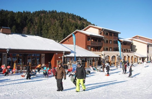 La Bresse Apartment | Ski-in/ski-out & foot of the slopes, swimming pool, balcony, parking, tv, 31m², La Bresse