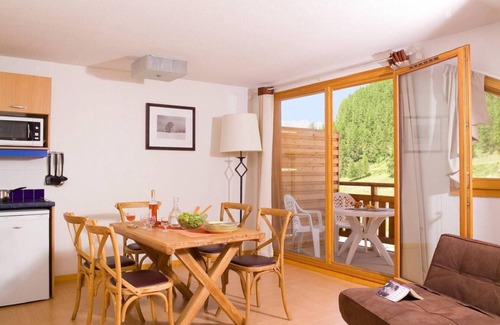 Les Orres Apartment | Ski-in/ski-out & foot of the slopes, view ski slopes, swimming pool, balcony, 28-29m², Les Orres