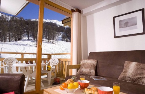 Les Orres Apartment | Ski-in/ski-out & foot of the slopes, view ski slopes, swimming pool, balcony, 28-29m², Les Orres