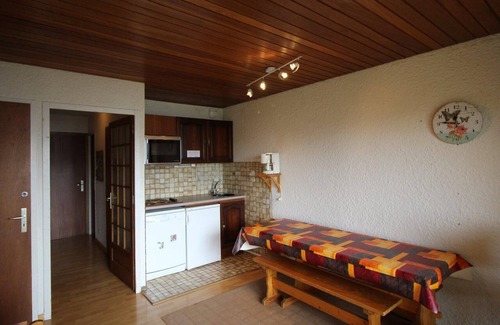 Auris Apartment | Ski-in/ski-out & foot of the slopes, 2nd floor, view mountain, balcony, tv, ski locker, 55m²