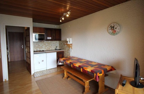 Auris Apartment | Ski-in/ski-out & foot of the slopes, 2nd floor, view mountain, balcony, tv, ski locker, 55m²