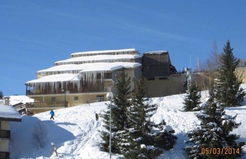 Auris Apartment | Ski-in/ski-out & foot of the slopes, 2nd floor, view mountain, balcony, tv, ski locker, 55m²